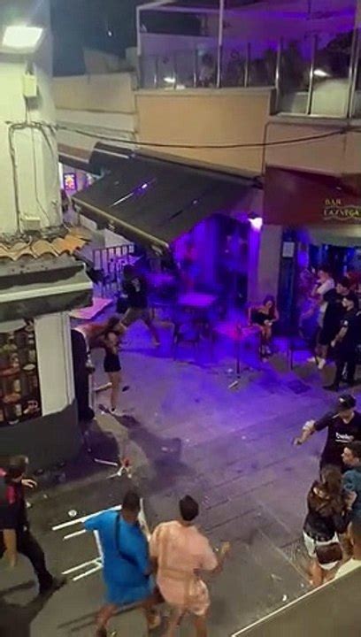 batalla campal en sitges|El vídeo de la batalla campal al carrer del Pecat en un Sitges ple。